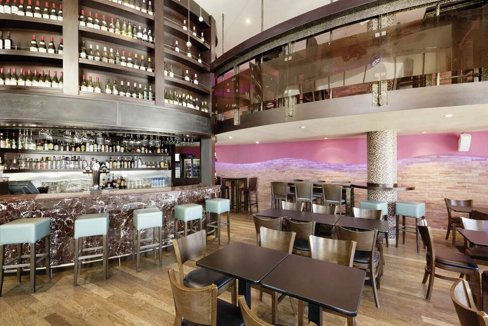 Een foto van Ramada by Wyndham Downtown Abu Dhabi