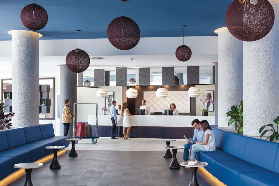 Een foto van het interieur van Riu Arecas