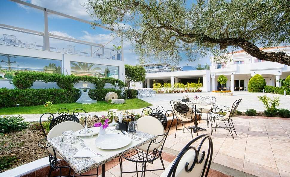 Een foto van het terras bij Chrousso Village Hotel