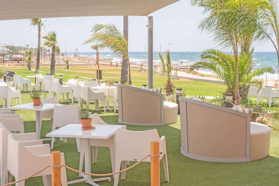 Een foto van het terras bij Pierre Anne Beach Hotel