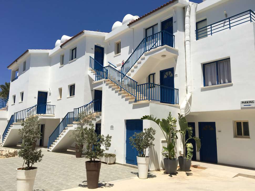 Een foto van de buitenkant van Vrachia Beach Hotel & Suites