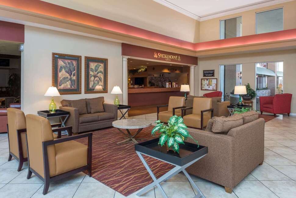 Ein Foto Ramada by Wyndham Kissimmee Gateway