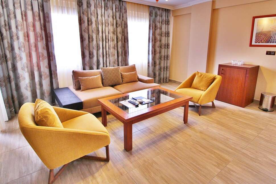 Een foto van het interieur van Azka Otel