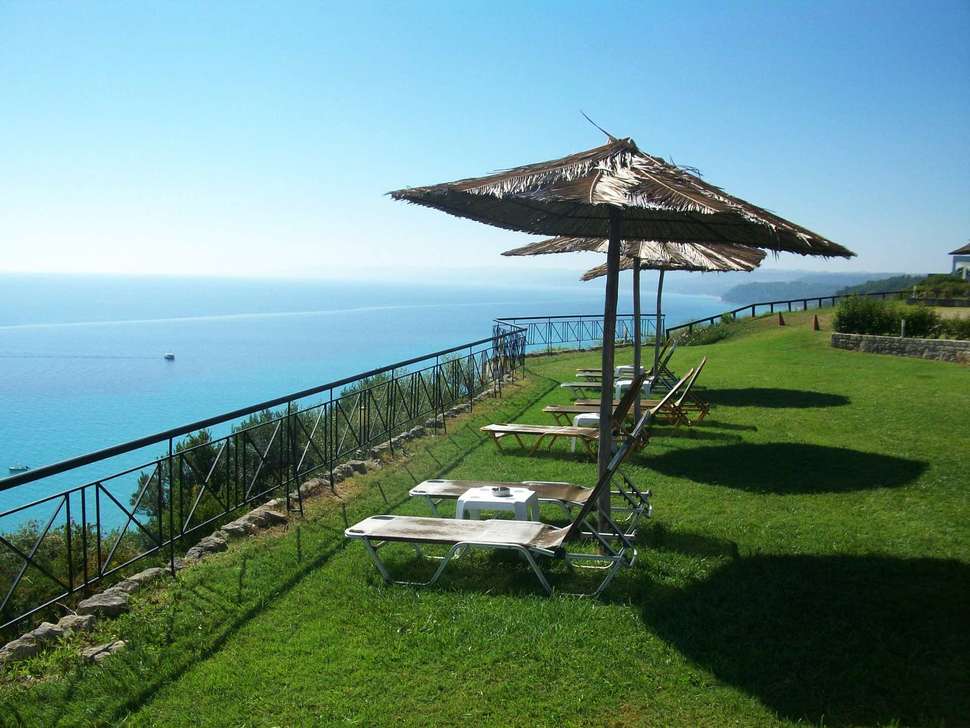 Een foto van het terras bij Aegean Blue Studios