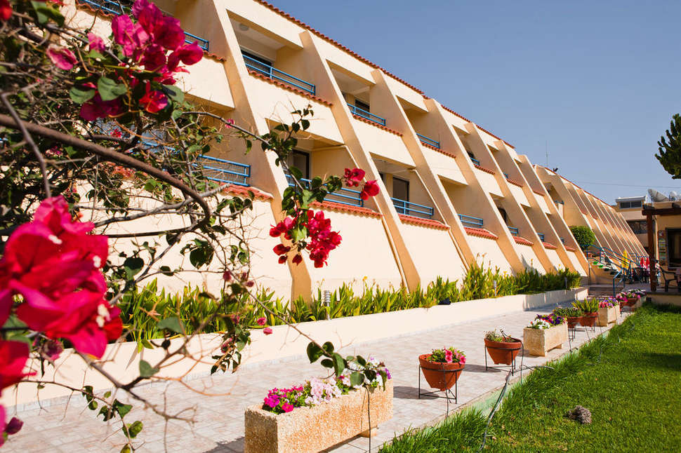 Ein Foto von der Außenansicht des Napa Prince Hotel Apartments
