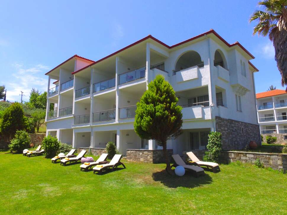 Een foto van de buitenkant van Alexander The Great Beach Hotel