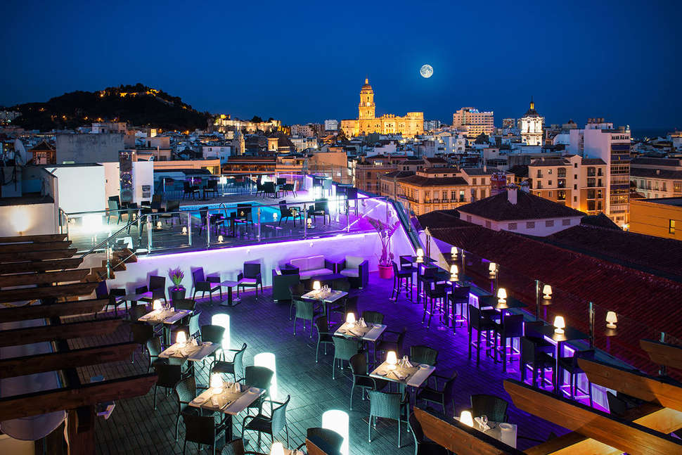 Een foto van het terras bij Salles Hotel Malaga Centro