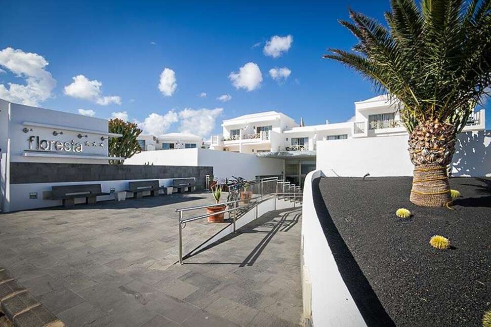 Een foto van de buitenkant van Floresta Aparthotel