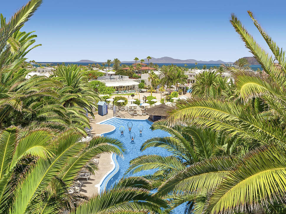 Een foto van het zwembad bij Alua Suites Fuerteventura