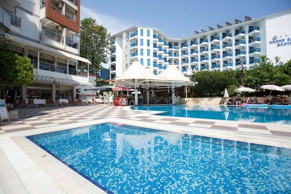 Een foto van het zwembad bij Hotel Grand Okan