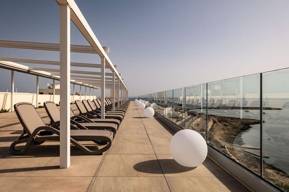 Een foto van het terras bij Qawra Palace Resort & Spa