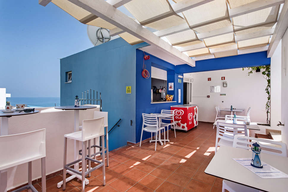 Een foto van het terras bij Carvi Beach Hotel