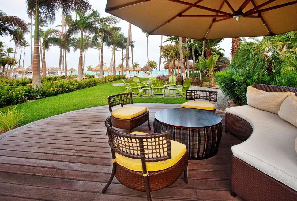 Een foto van het terras bij Holiday Inn Resort Aruba Beach Resort & Casino