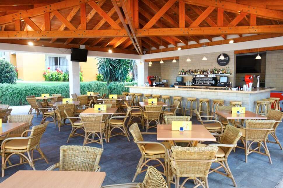 Een foto van het terras bij Hotel Seth Punta Prima