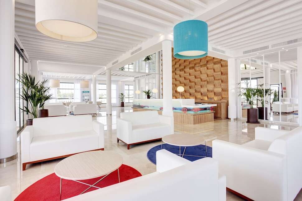 Een foto van het interieur van Grupotel Mar de Menorca