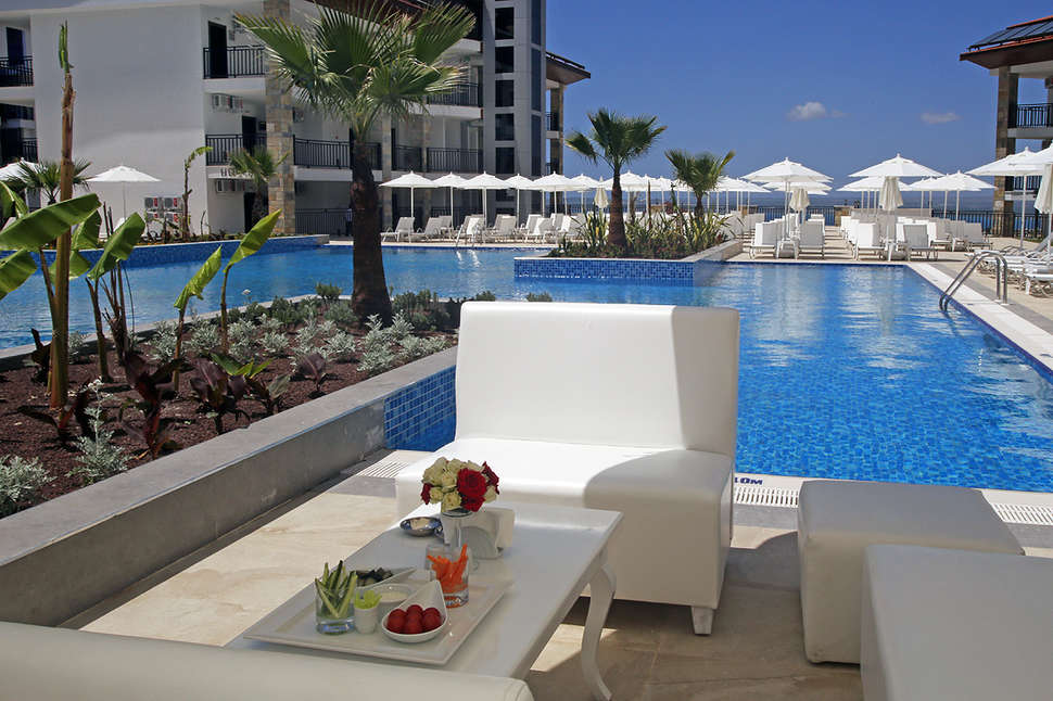 Een foto van het terras bij Ramada Resort by Wyndham Akbuk