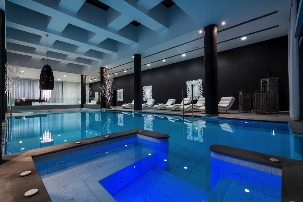 Een foto van het zwembad bij Diamond Deluxe Hotel