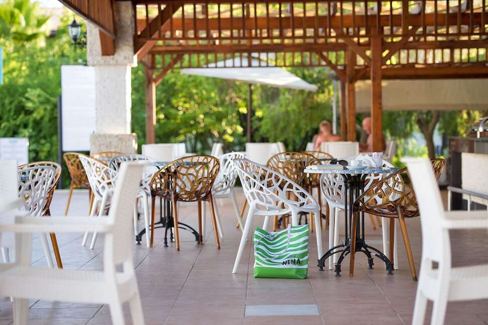 Een foto van het terras bij Club Nena