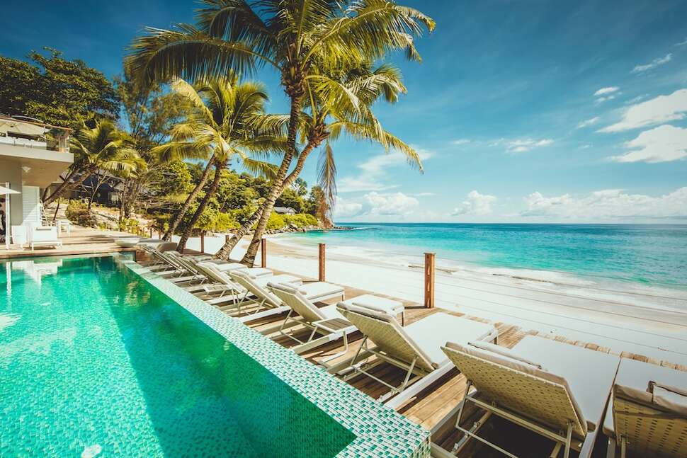 Een foto van het zwembad bij Carana Beach Hotel