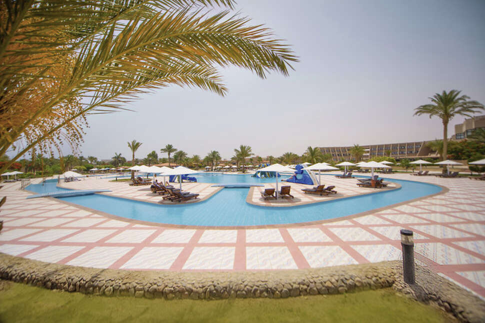 Een foto van het zwembad bij Pharaoh Azur Resort