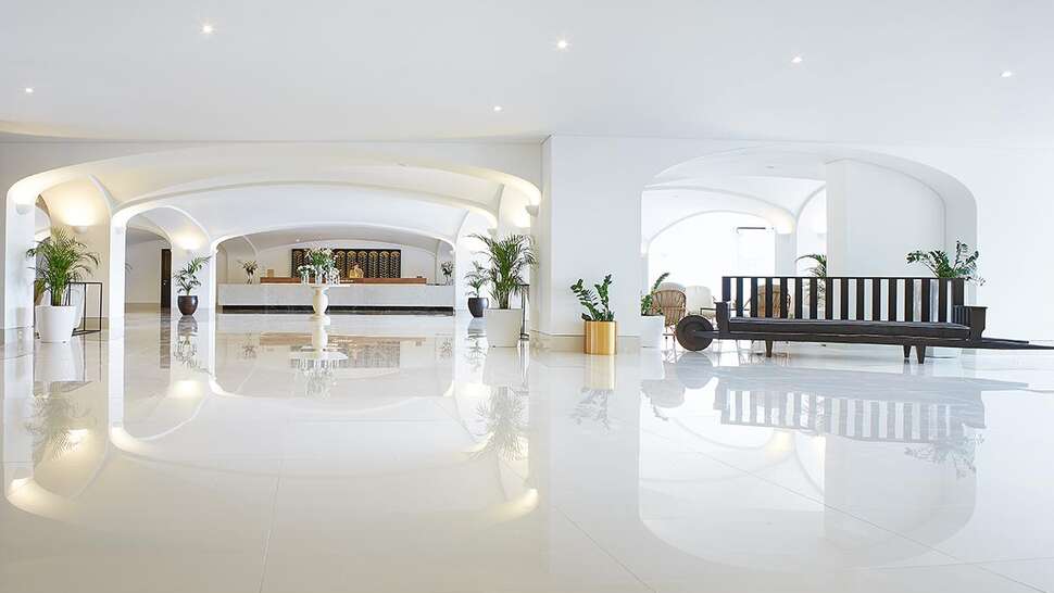 Een foto van het interieur van Grecotel Lux Me Daphnila Bay