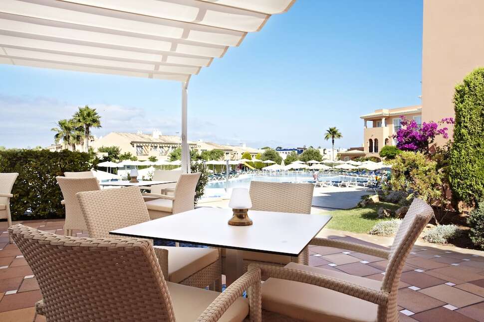 Een foto van het terras bij Grupotel Macarella Suites & Spa
