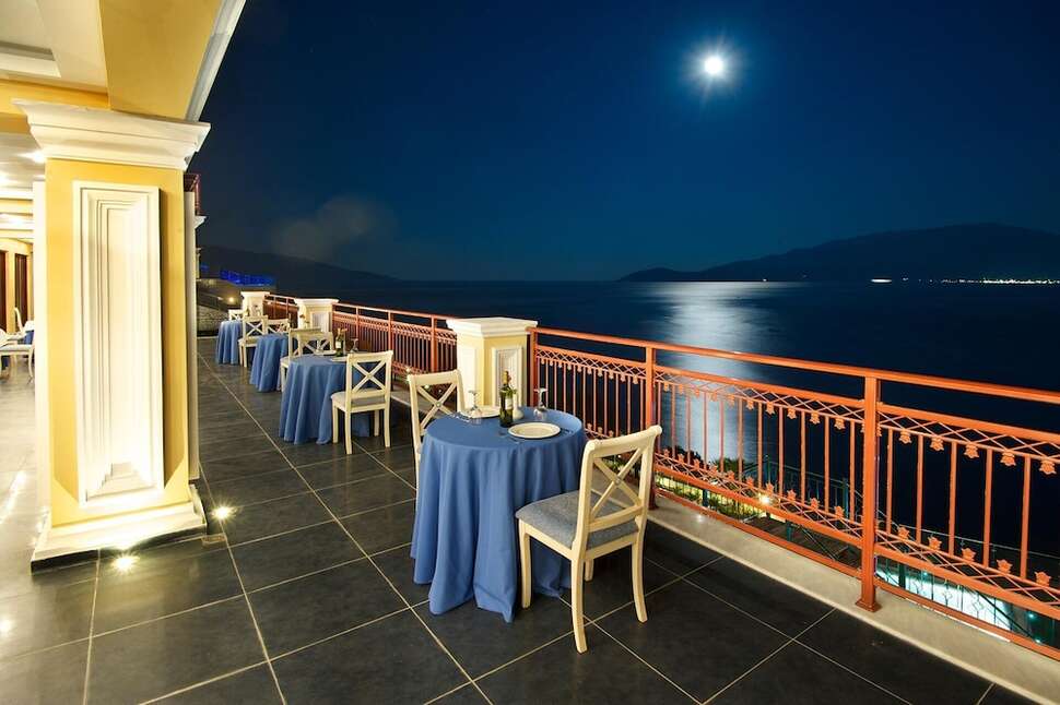 Een foto van het terras bij Hotel Kefalonia Bay Palace