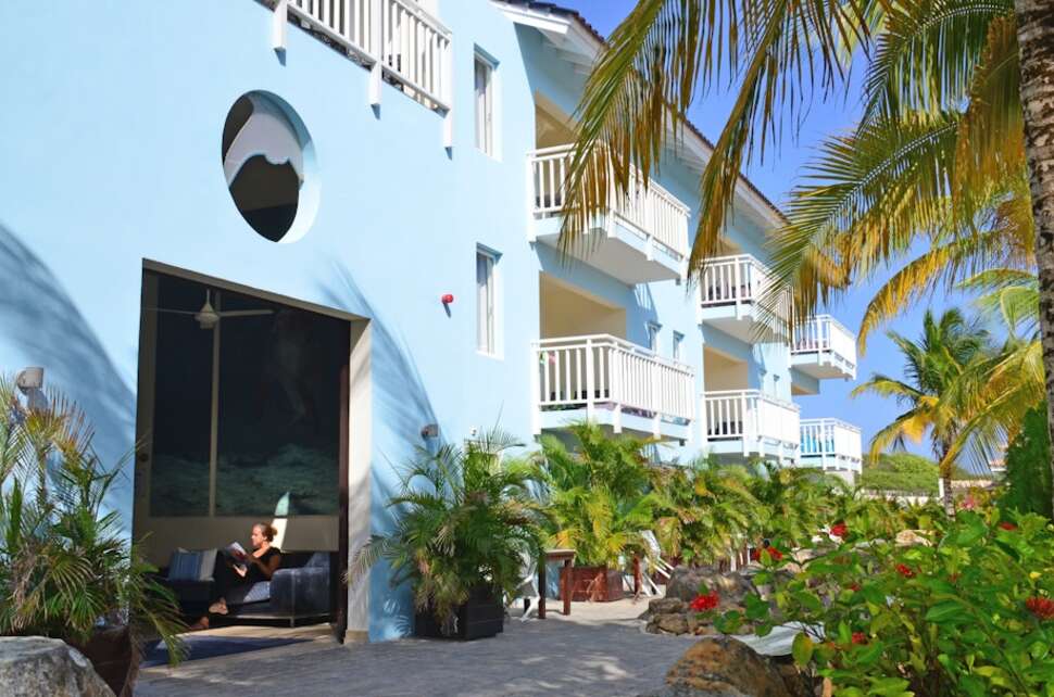 Een foto van de buitenkant van Dolphin Suites Hotel