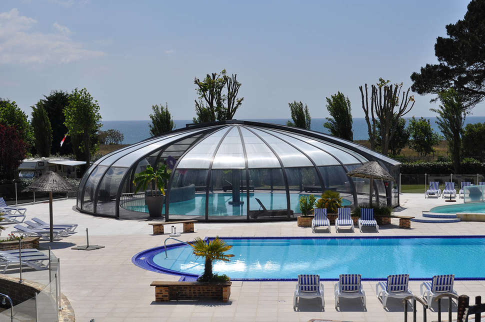 Een foto van het zwembad bij Camping Le Raguenes Plage