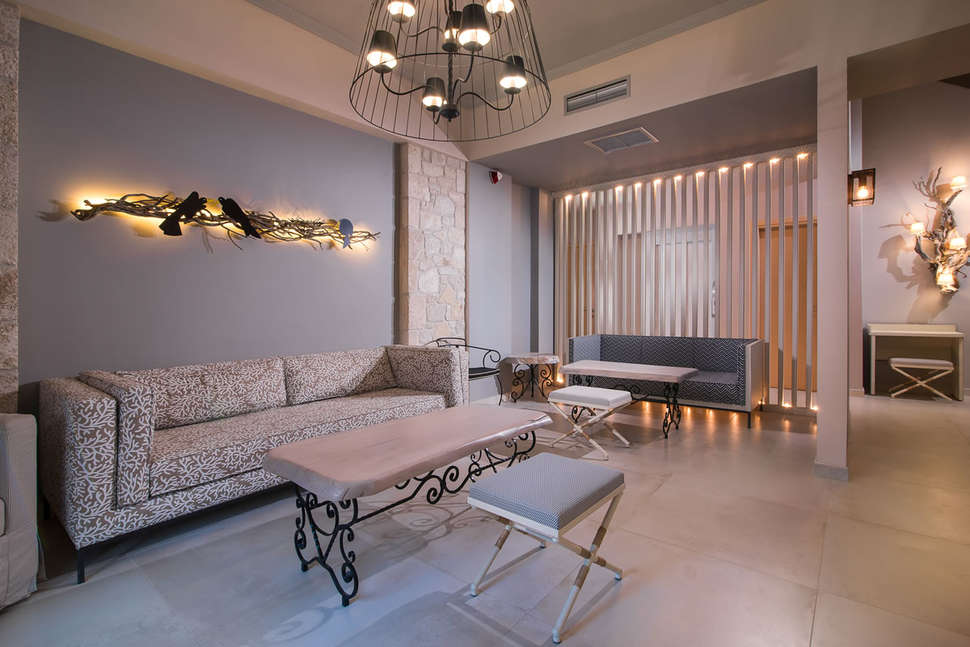 Een foto van het interieur van Neikos Mediterraneo Luxury Suites
