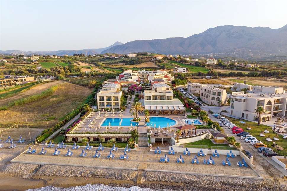 Ein Foto vom Pool im Hydramis Palace Beach Resort