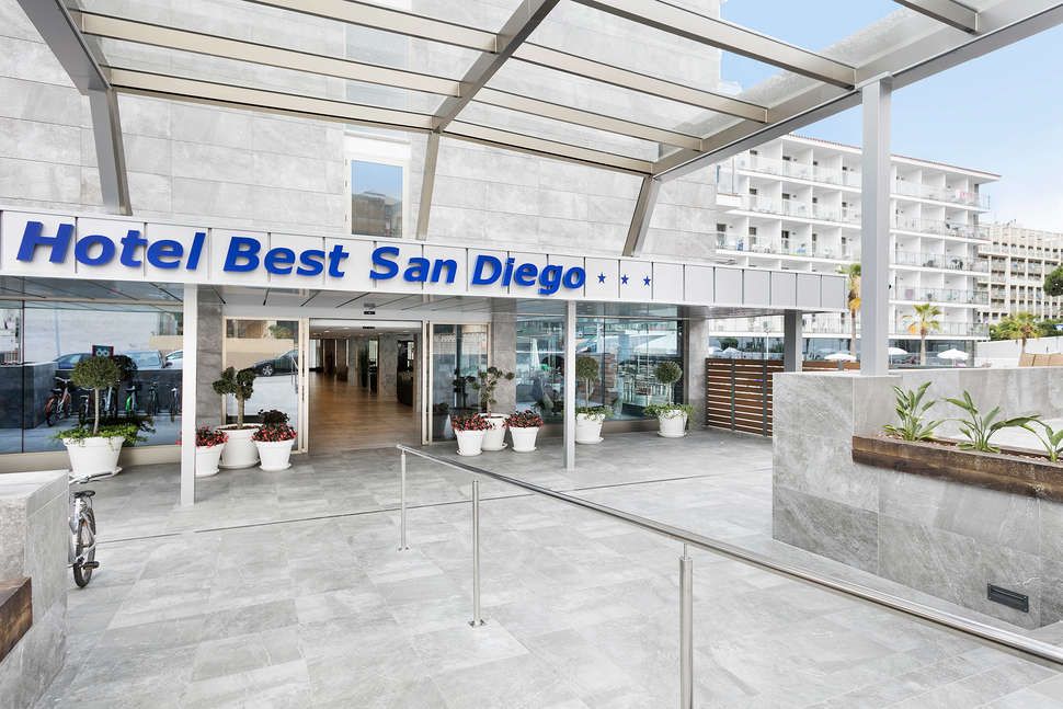 Een foto van de buitenkant van Hotel Best San Diego