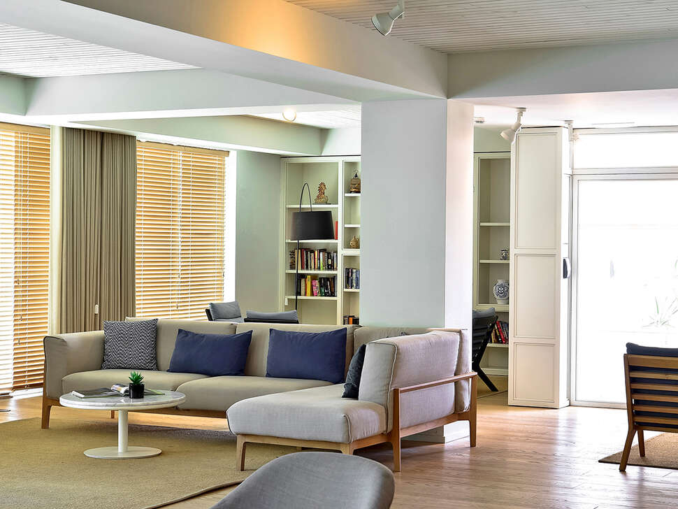 Een foto van het interieur van Aqualuz Lagos by The Editory