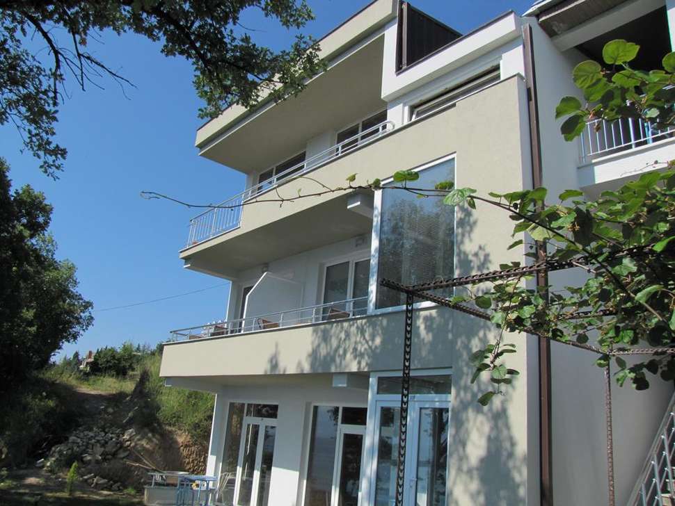 Een foto van de buitenkant van Golden Sunset Appartementen