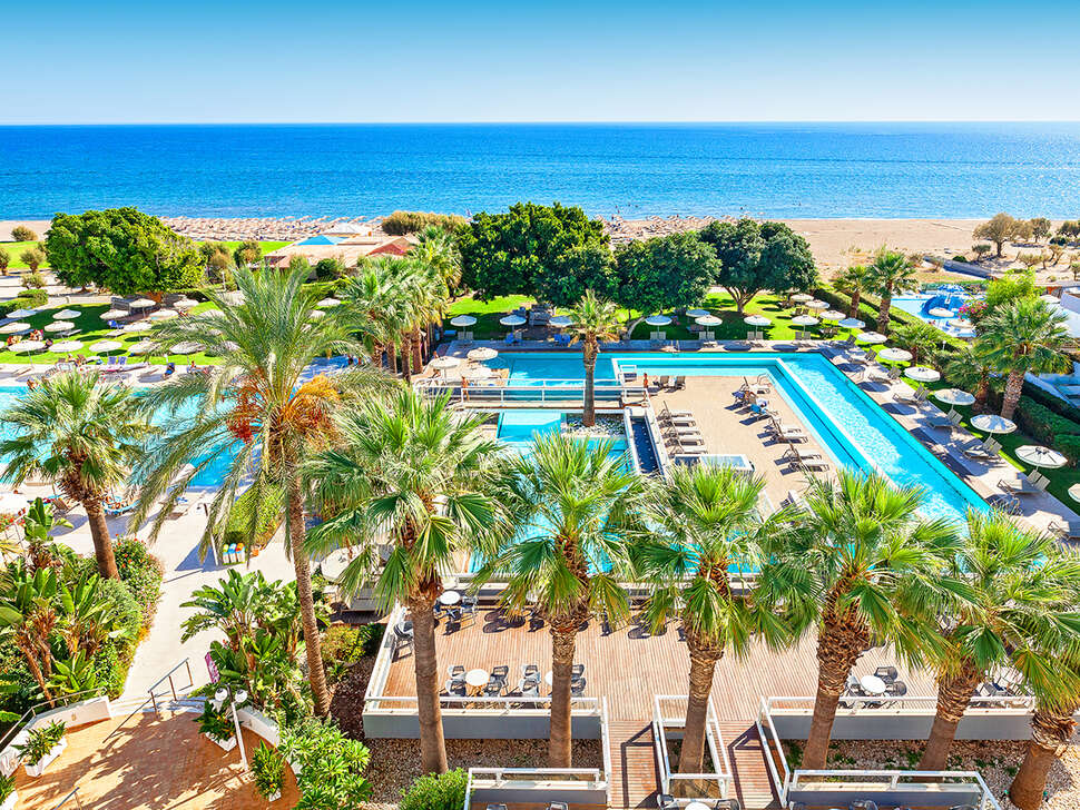Een foto van het zwembad bij Blue Sea Beach Resort