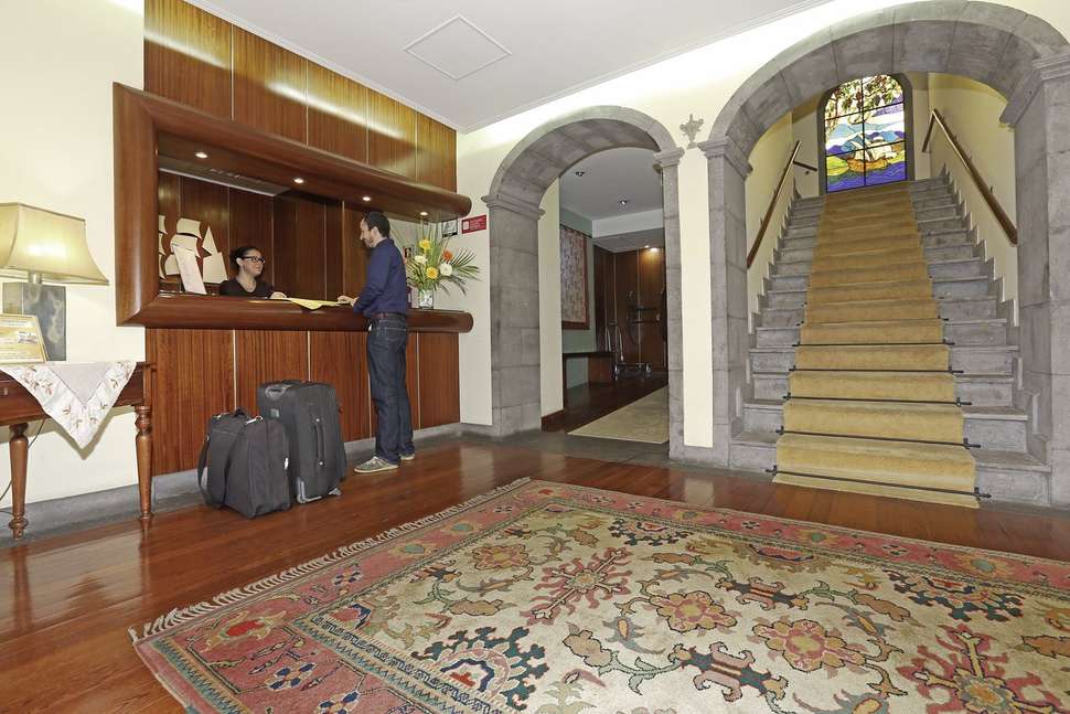 Een foto van het interieur van Camoes Hotel