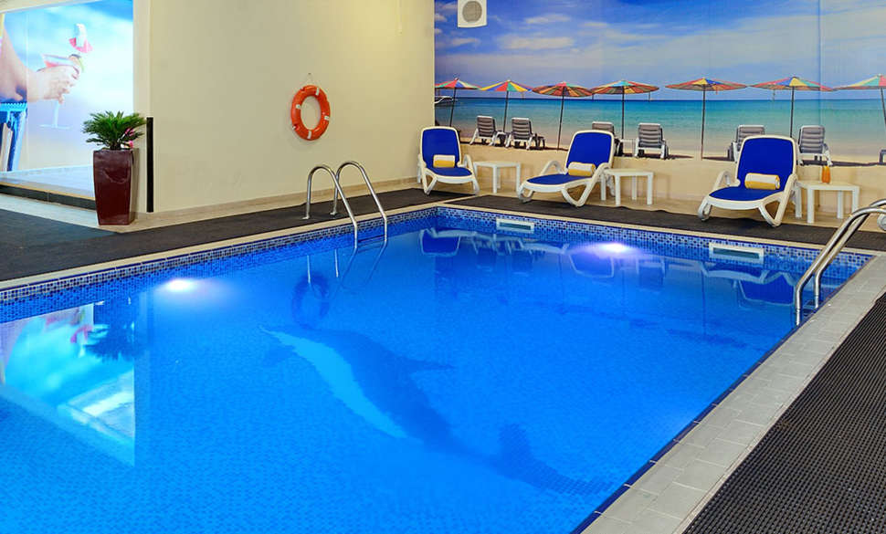 Een foto van het zwembad bij Golden Sands Hotel Sharjah