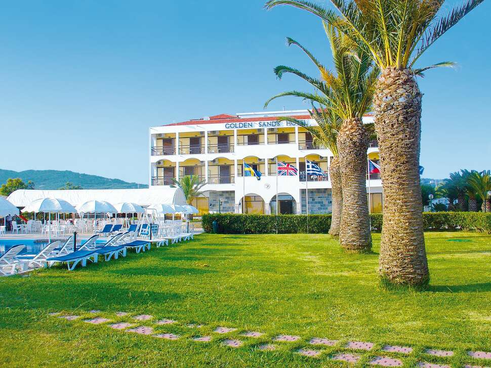 Een foto van het terras bij Golden Sands Hotel