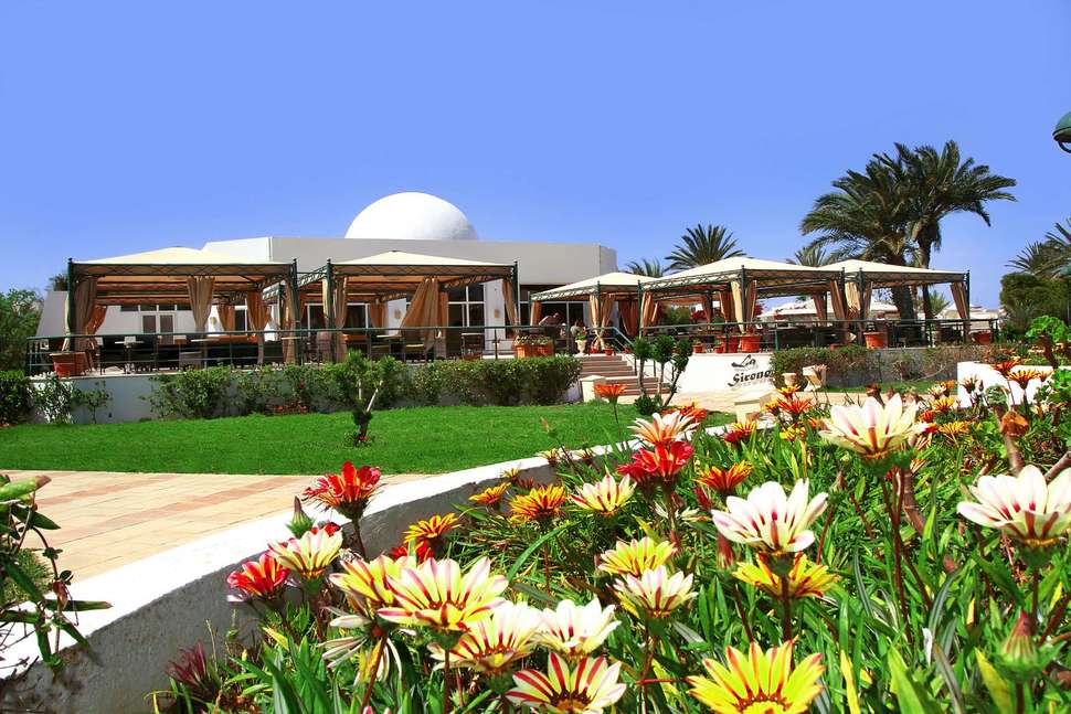 Een foto van het terras bij Djerba Plaza Thalasso & Spa