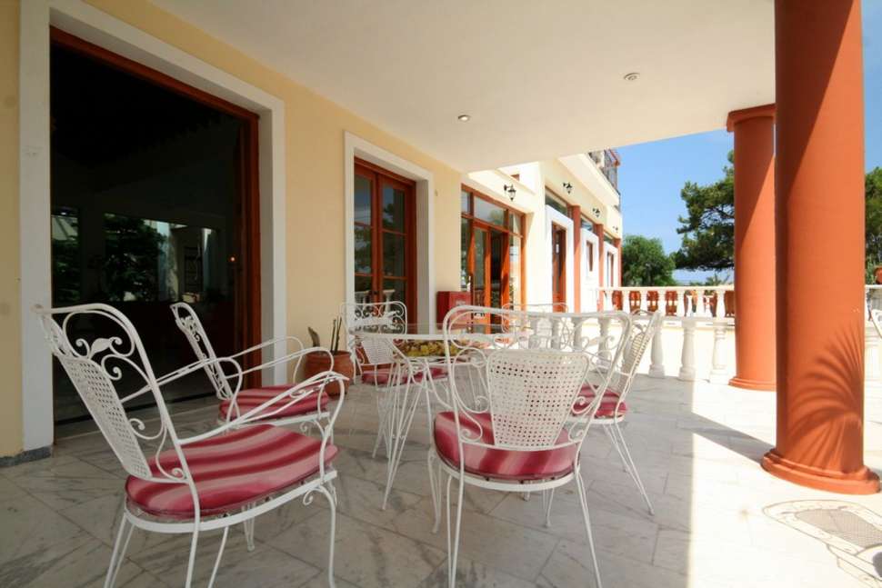 Een foto van het terras bij Alma Beach Hotel & Appartementen