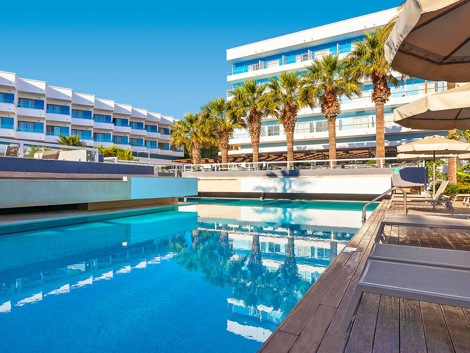 Een foto van het zwembad bij Blue Sea Beach Resort