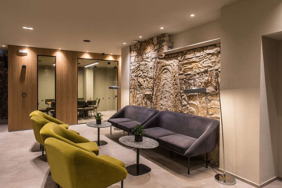 Een foto van het interieur van Petousis Hotel & Suites