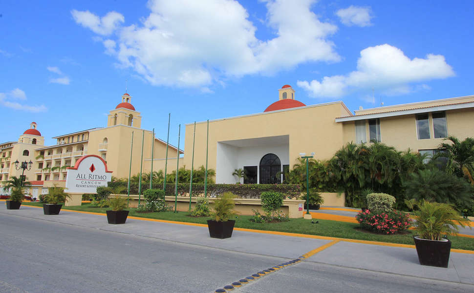 Een foto van de buitenkant van All Ritmo Cancun Resort & Waterpark
