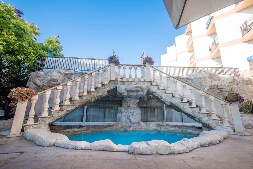 Een foto van de buitenkant van Avlida Hotel