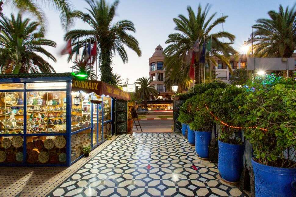 Ein Foto von der Außenansicht des Hotel Akabar