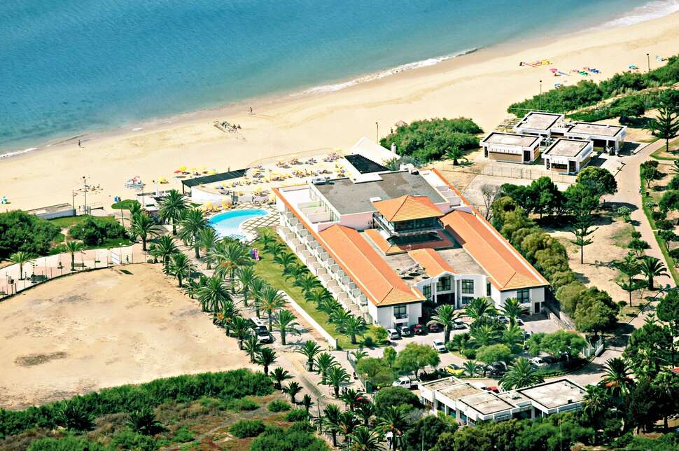 Ein Foto von der Außenansicht des Hotel Torre Praia