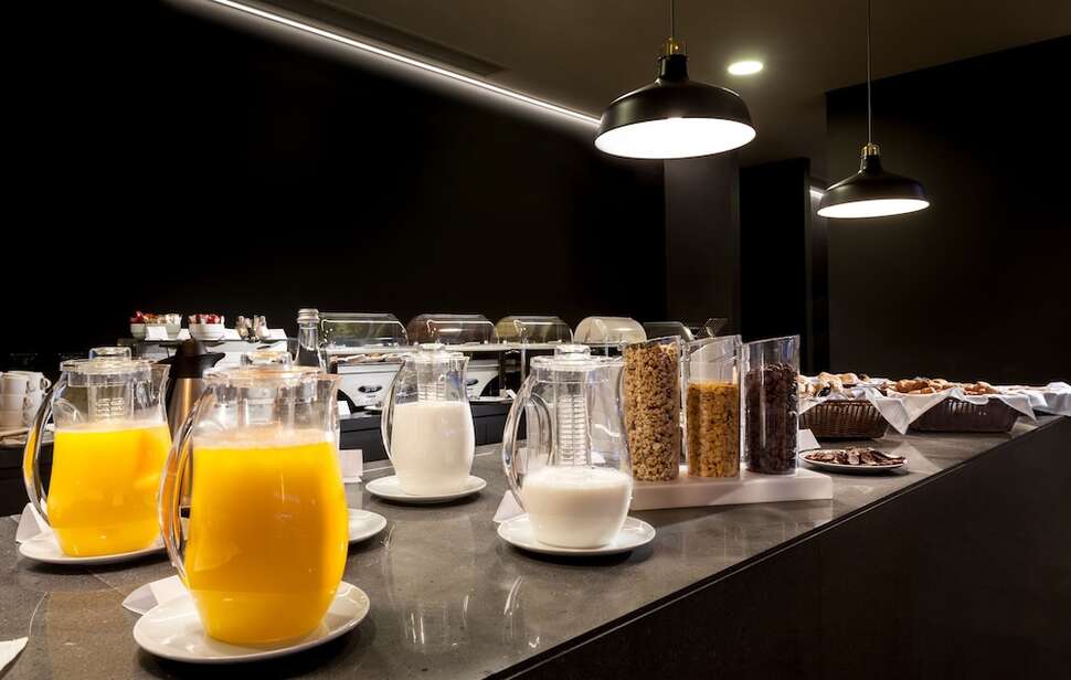 Een foto van de faciliteiten bij Neat Hotel Avenida