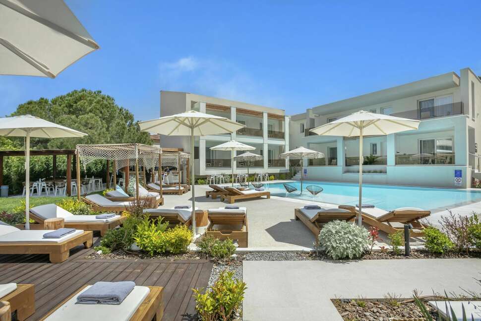 Een foto van het zwembad bij Mirablue Deluxe Residences
