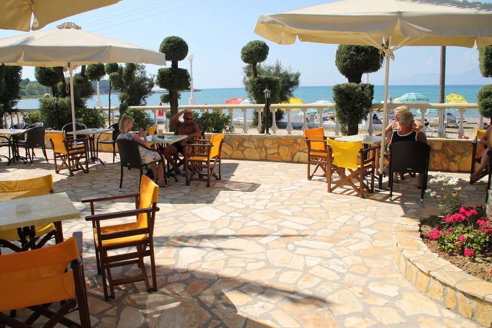 Een foto van het terras bij Hotel Angela Beach