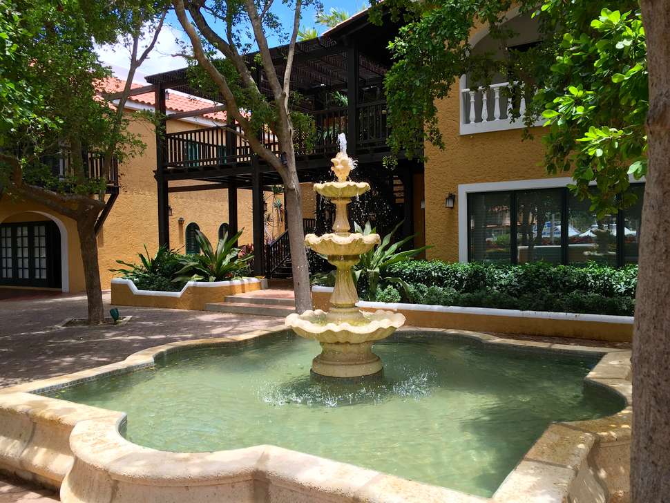 Een foto van de buitenkant van Harbour Village Beach Club